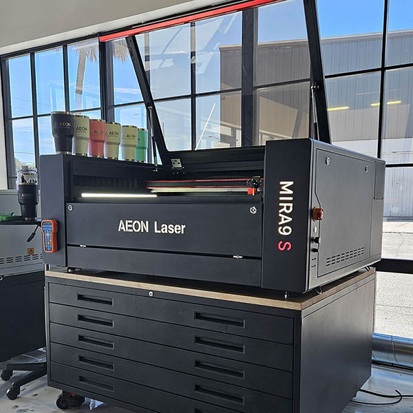 Product specialist and person looking at an Aeon laser together in the 青春期3 showroom